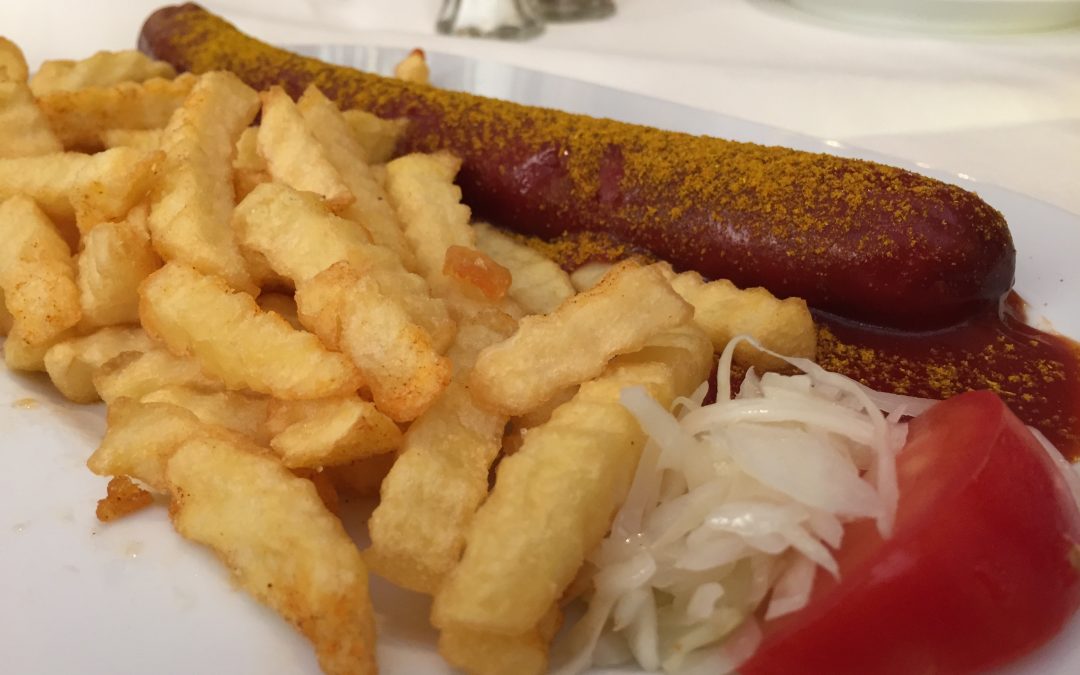 Currywurst Mit Pommes Frites Oder Bratkartoffeln Max Walloschke